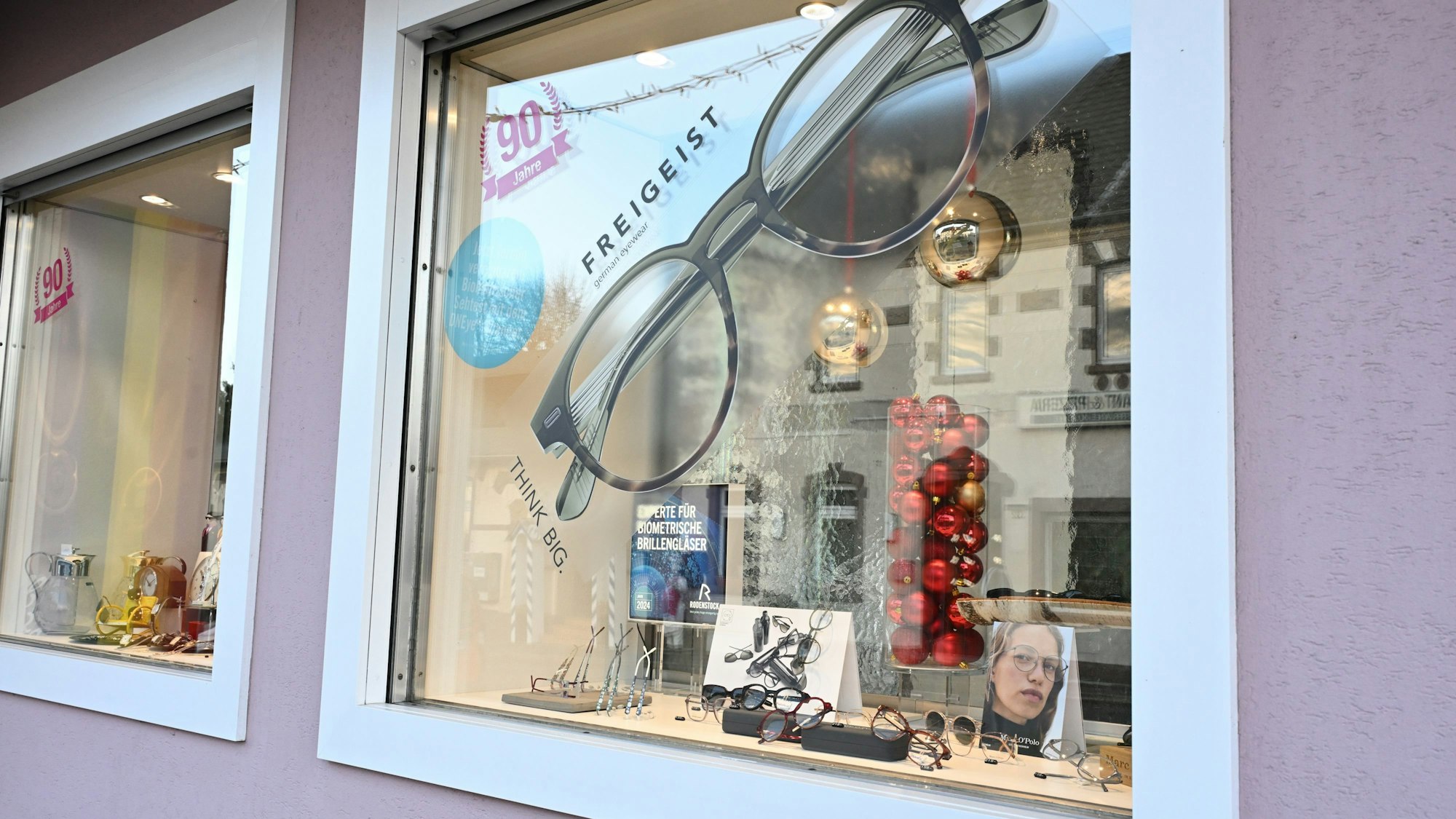 Ein Schaufenster eines Optikerladens mit diversen Brillengestellen.