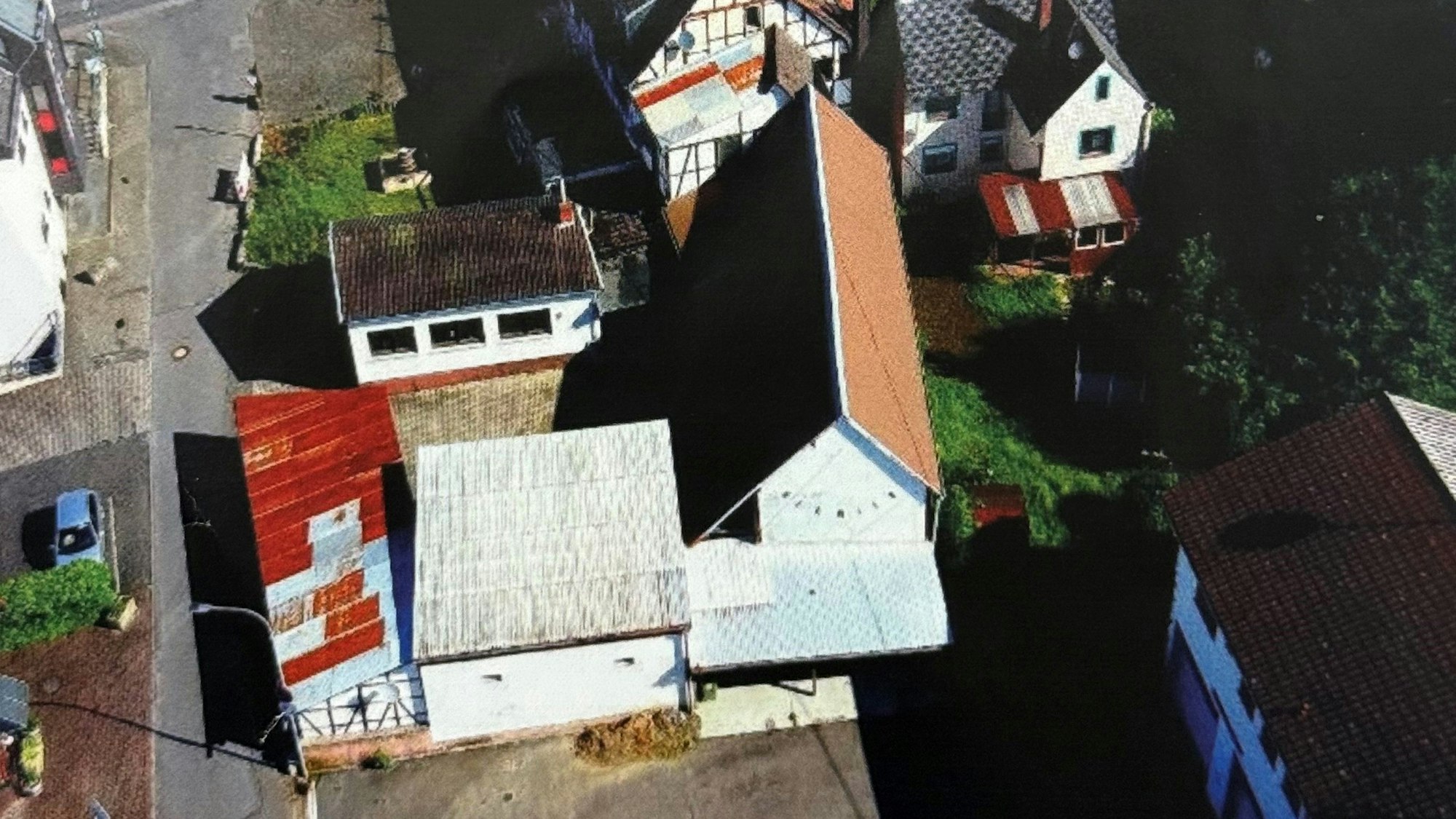 Die Stallungen des Siegtaler Hofs (unten) und das kleine weiße Haus mit den drei Fenstern, in dem Jahrzehnte die Dorfpost untergebracht war, mussten dem neuen Feuerwehrhaus weichen.