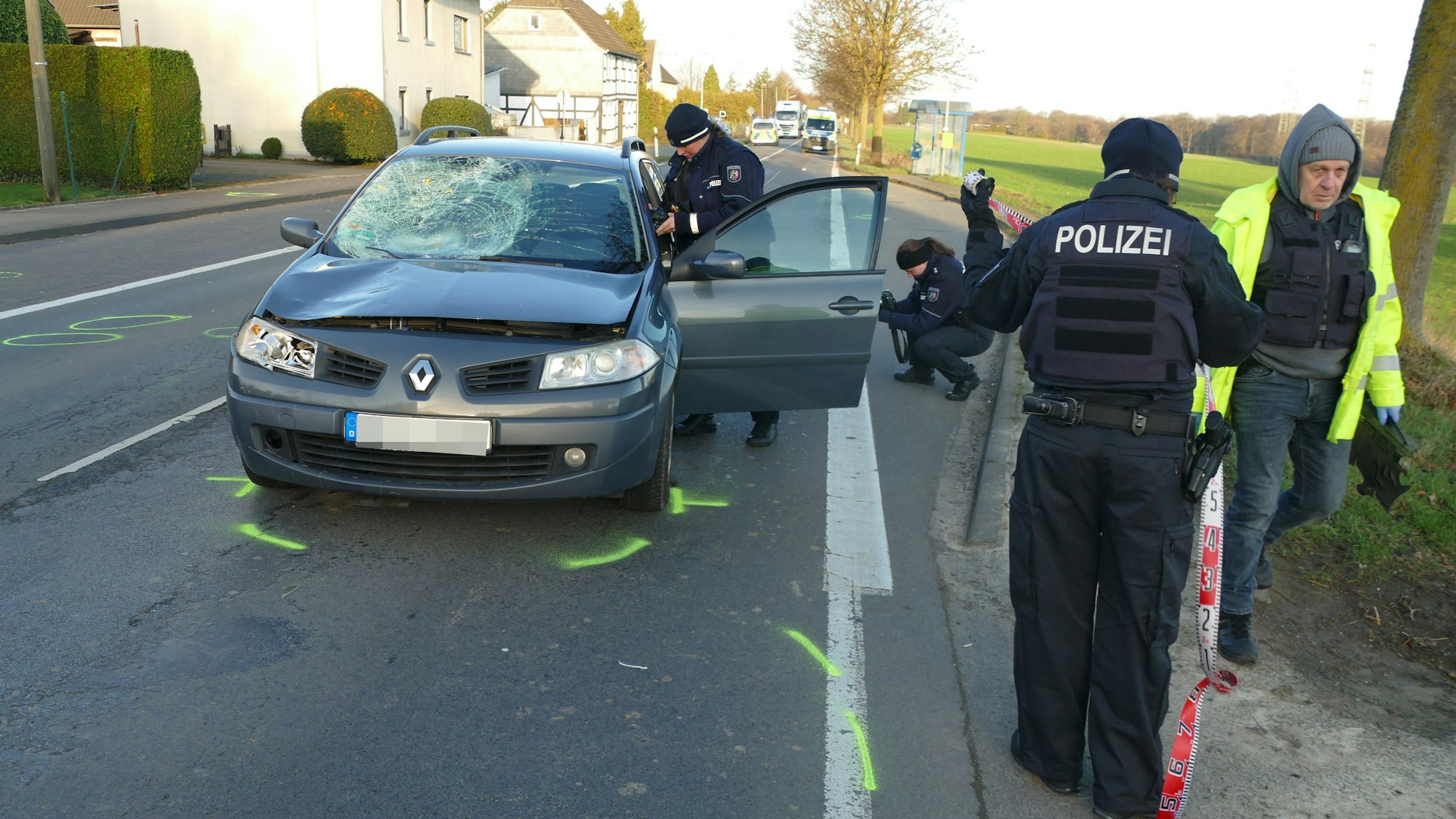 Der Renault fuhr die 18-Jährige frontal an, die Schülerin wurde auf die Windschutzscheibe geschleudert.