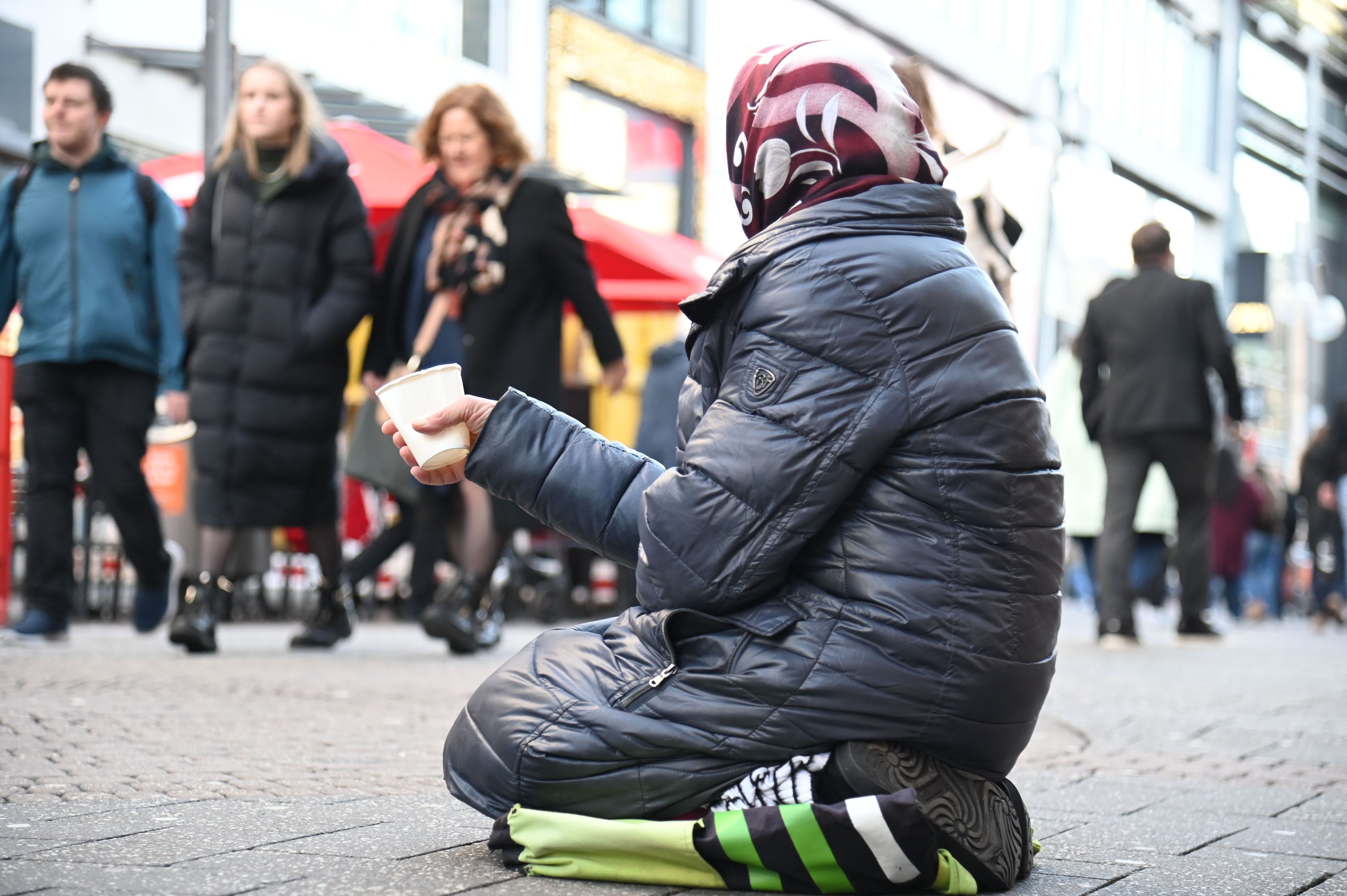 Eine Bettlerin in der Kölner Innenstadt.