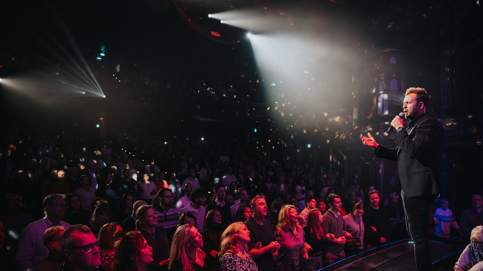 Ungewohnte Bühne: Die Paveier mit Frontmann Sven Welter im Musical Dome.