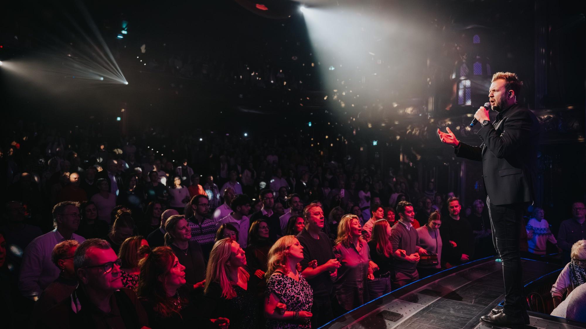 Ungewohnte Bühne: Die Paveier mit Frontmann Sven Welter im Musical Dome.