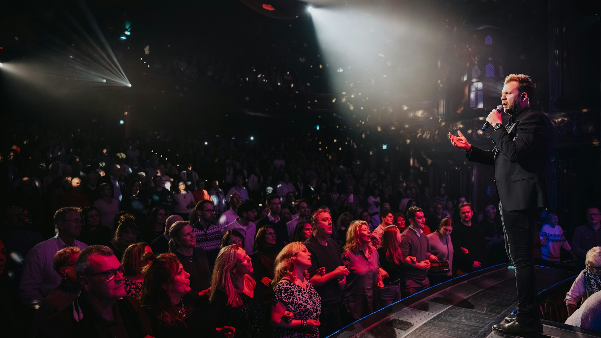 Ungewohnte Bühne: Die Paveier mit Frontmann Sven Welter im Musical Dome.