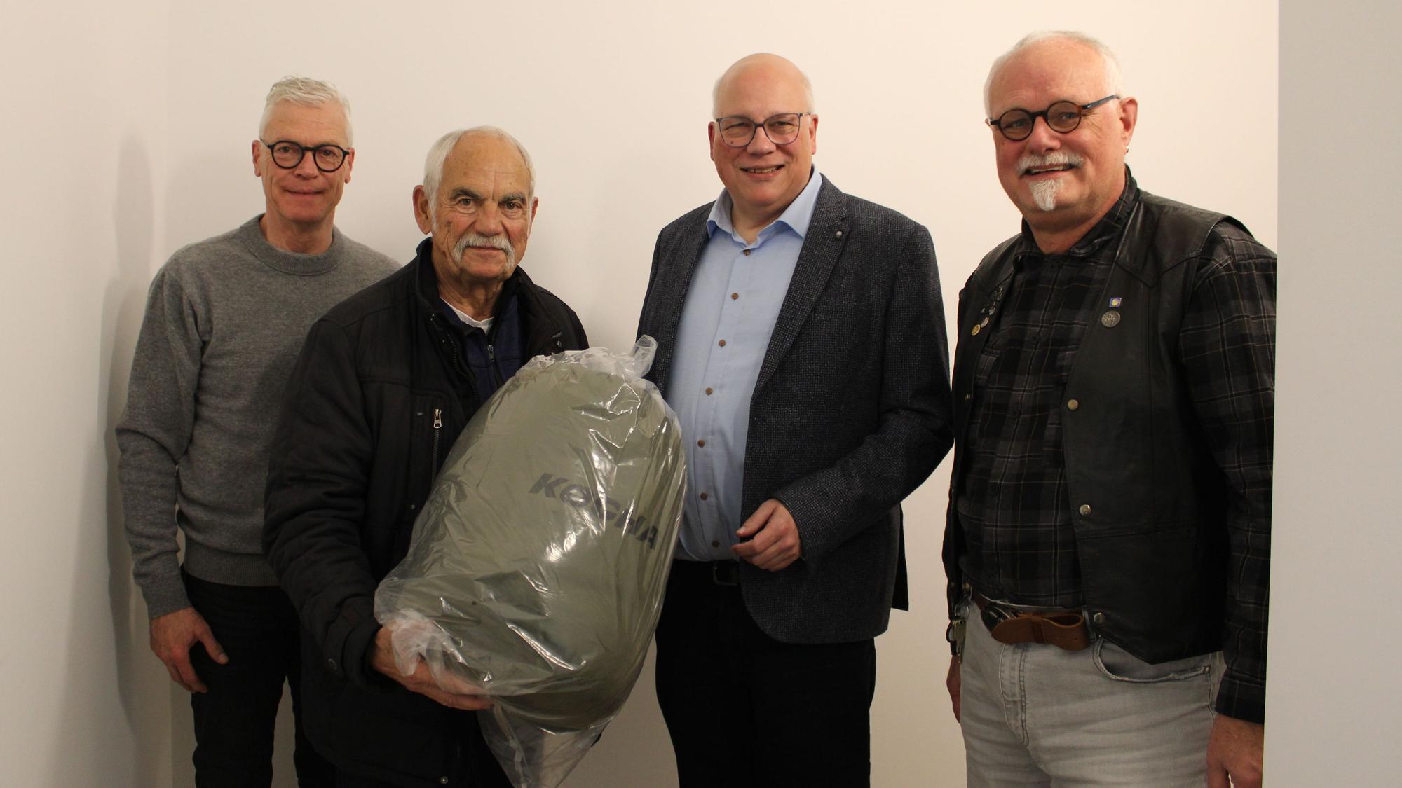 Karl-Josef Schmitz und Ulrich Marsitz von der Stiftung Nachbarschaftshilfe Rhein-Sieg, Markus Kühn (Geschäftsführer SKM Rhein-Sieg) und Bert Becker (Fachbereichsleitung Wohnungslosenhilfe SKM)
