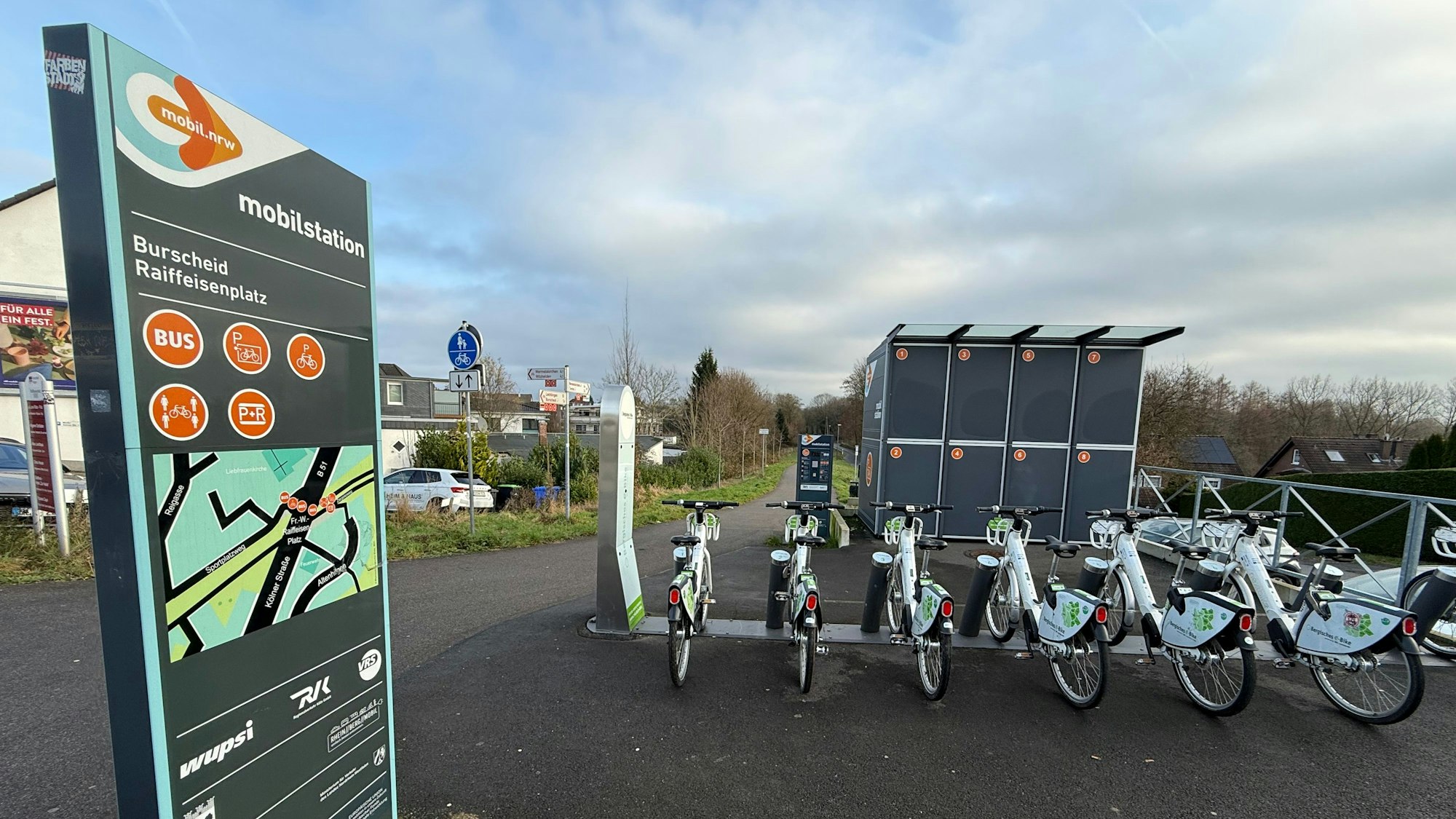 Der Raiffeisenplatz in Hilgen mit Wupsi-Rädern