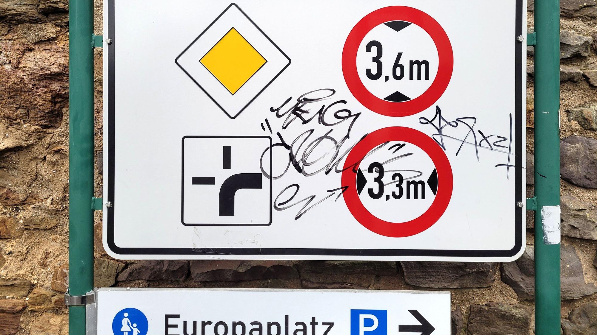 Ein Straßenschild in Bad Münstereifel wurde mit Filzstiften beschmiert.