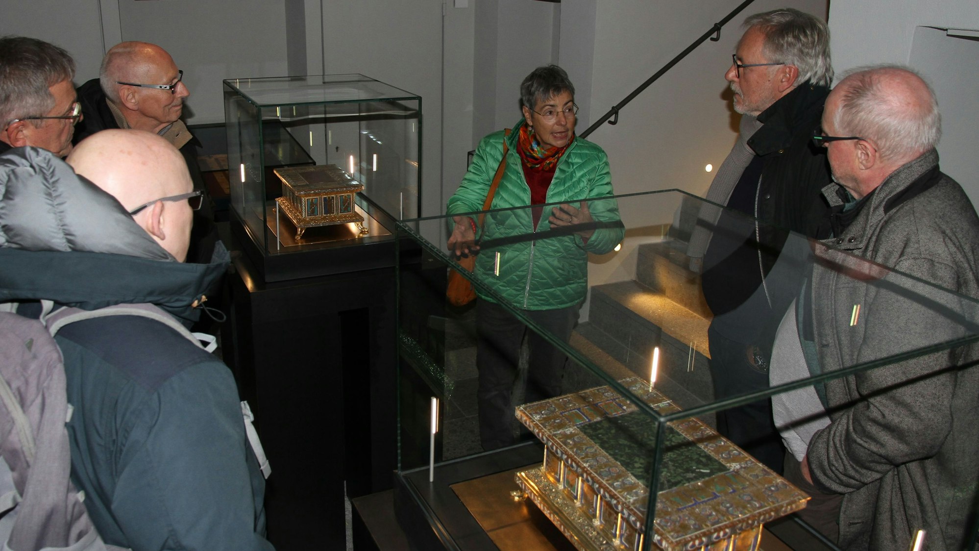 Weihnachtliche Motive in der Schatzkammer St. Servatius, Andrea Korte-Böger bei einer Führung durch die Schatzkammer