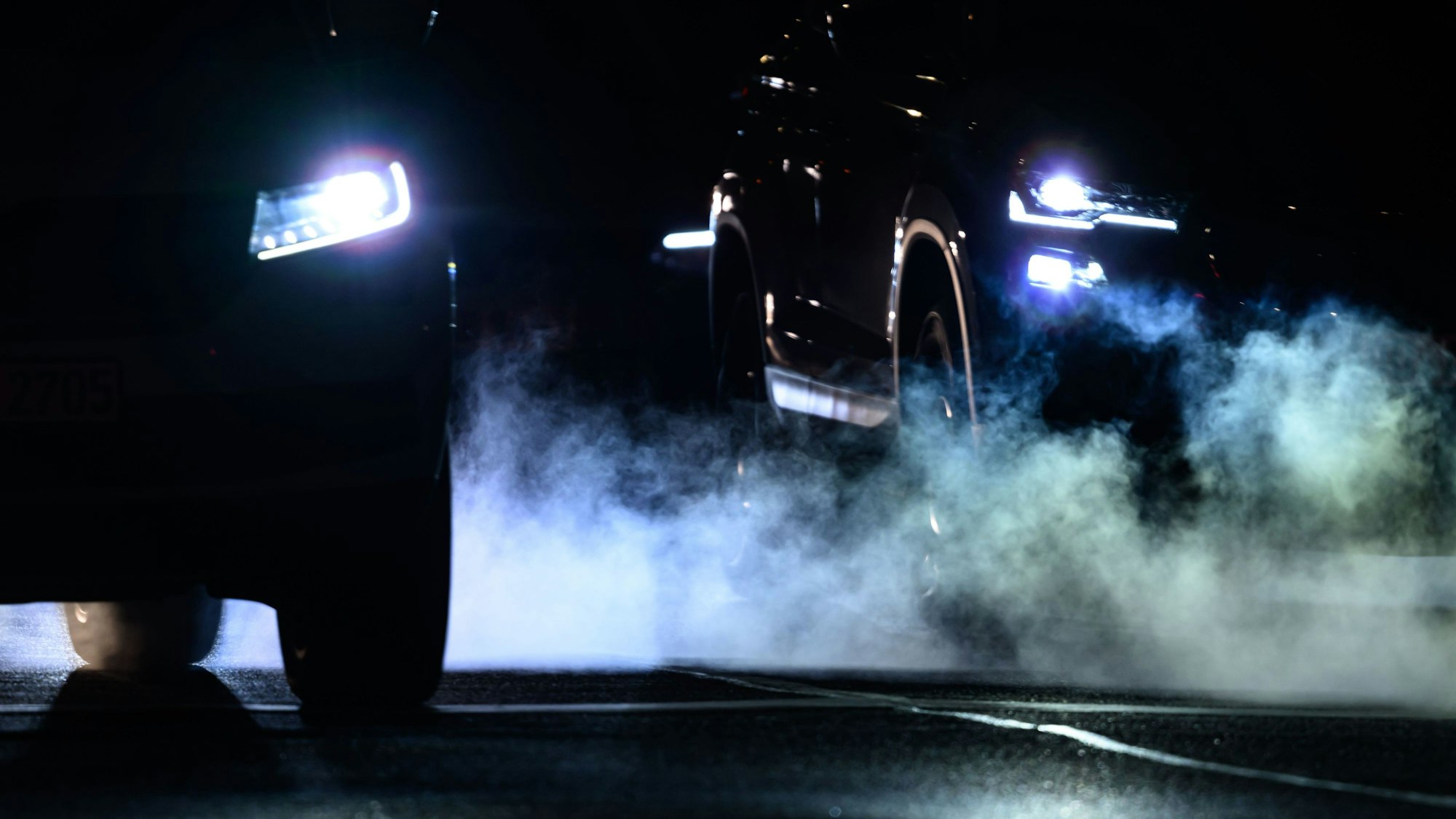 dpatopbilder - 16.12.2025, Sachsen, Dresden: Abgase strömen am Morgen aus den Auspuffen von Verbrenner-Fahrzeugen.