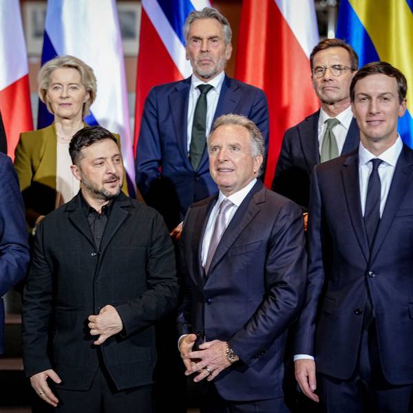Berlin: Bundeskanzler Friedrich Merz (vorne l-r, CDU), Wolodymyr Selenskyj, Präsident der Ukraine, Steve Witkoff, Sondergesandter der Vereinigten Staaten, und Jared Kushner, Unternehmer und Ehemaliger Chefberater des Präsidenten der Vereinigten Staaten, stehen zu Beginn des Ukraine-Gipfels im Bundeskanzleramt für ein Gruppenfoto zusammen.