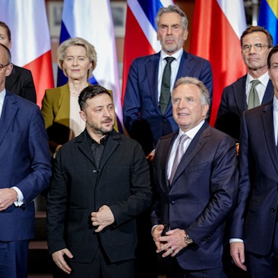 Berlin: Bundeskanzler Friedrich Merz (vorne l-r, CDU), Wolodymyr Selenskyj, Präsident der Ukraine, Steve Witkoff, Sondergesandter der Vereinigten Staaten, und Jared Kushner, Unternehmer und Ehemaliger Chefberater des Präsidenten der Vereinigten Staaten, stehen zu Beginn des Ukraine-Gipfels im Bundeskanzleramt für ein Gruppenfoto zusammen.