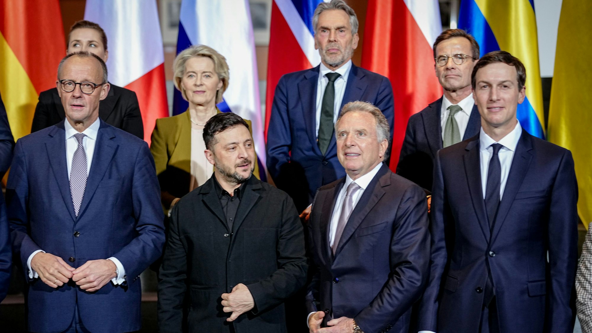 Berlin: Bundeskanzler Friedrich Merz (vorne l-r, CDU), Wolodymyr Selenskyj, Präsident der Ukraine, Steve Witkoff, Sondergesandter der Vereinigten Staaten, und Jared Kushner, Unternehmer und Ehemaliger Chefberater des Präsidenten der Vereinigten Staaten, stehen zu Beginn des Ukraine-Gipfels im Bundeskanzleramt für ein Gruppenfoto zusammen.