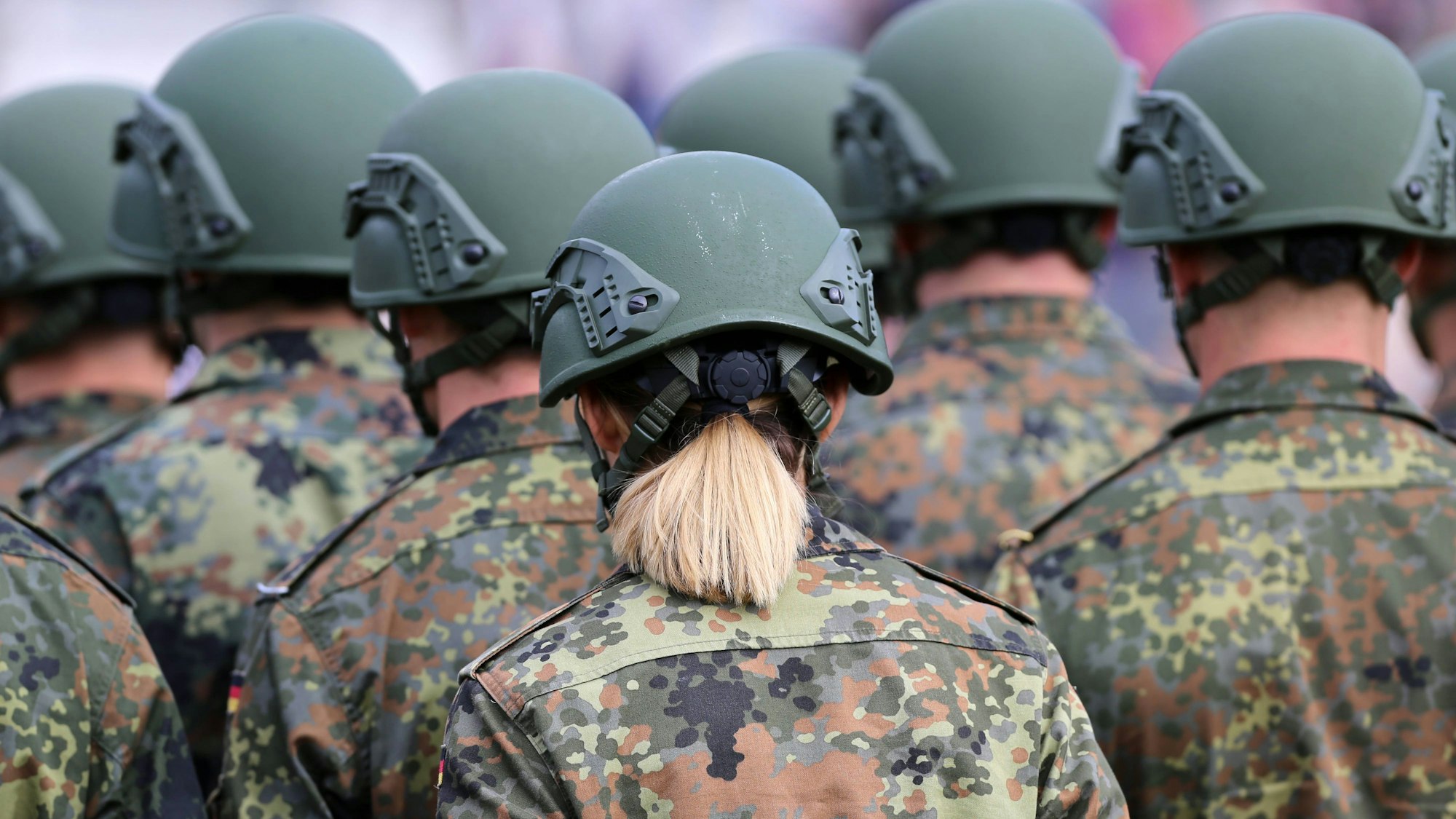 Angetretene Rekruten der Bundeswehr zum feierlichen Gelöbins auf der Grasrennbahn in Zweibrücken.