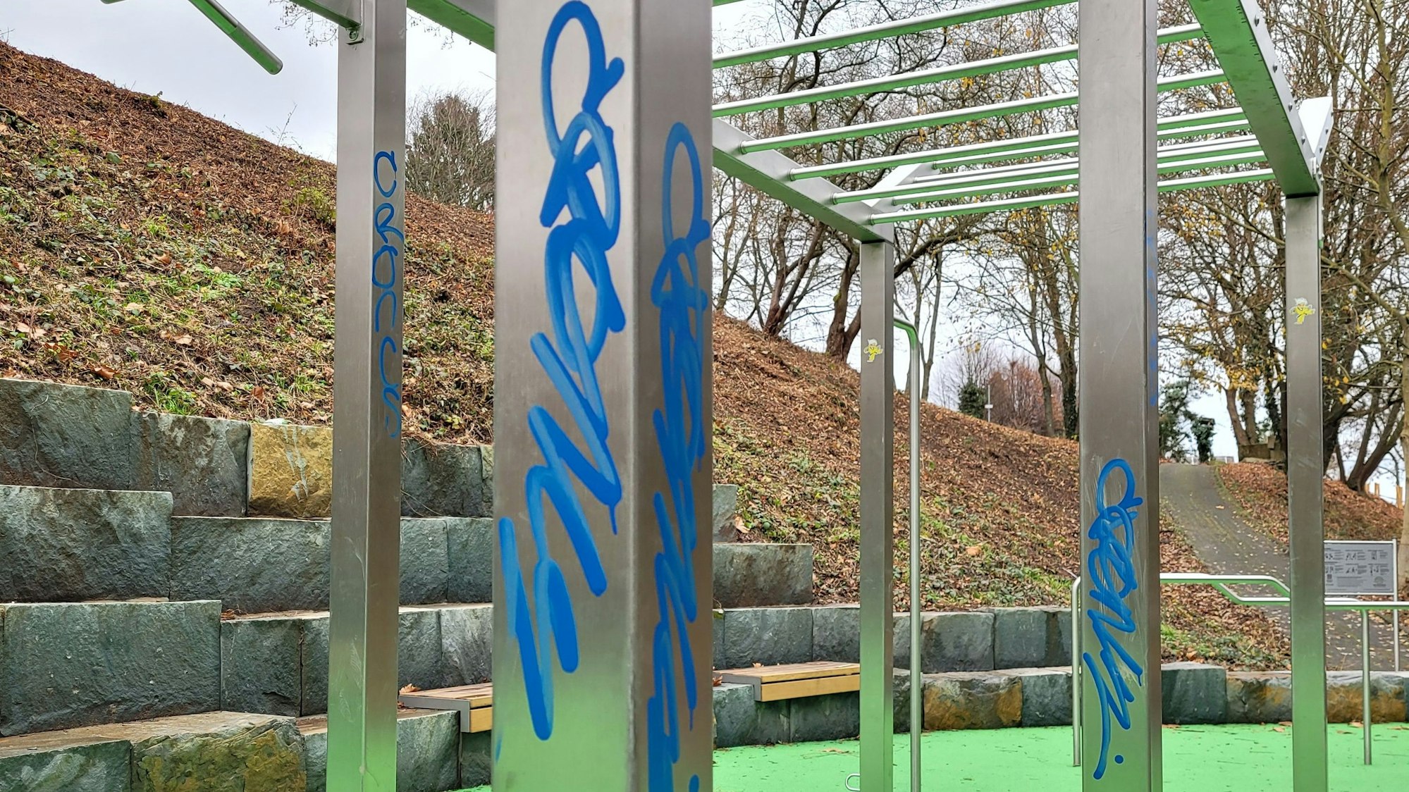 Mit blauer Farbe wurden Sportgeräte beschmiert.