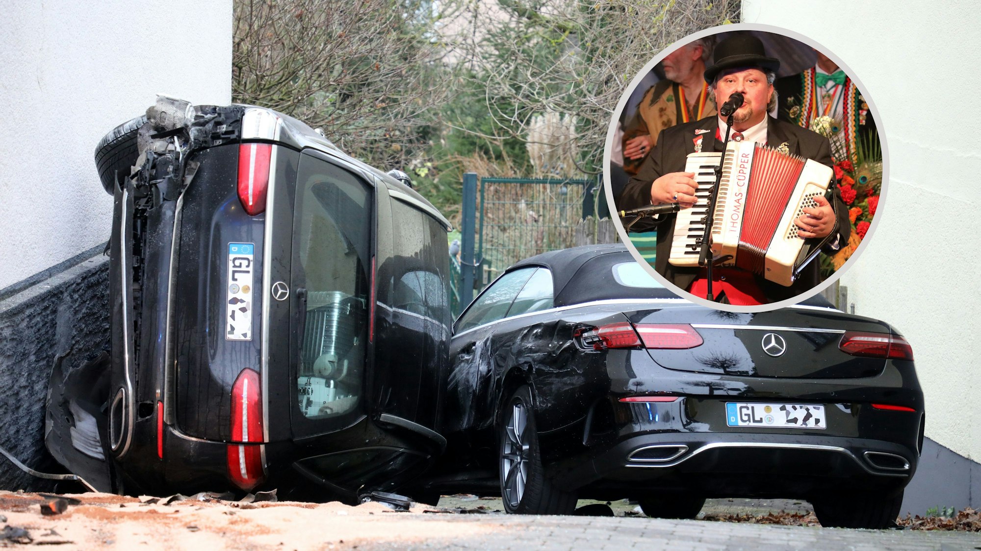 Zwei Unfallautos stehen nach einem tödlichen Verkehrsunfall in Bergisch Gladbach-San in einer Einfahrt. In einem runden Bild ist Karnevalsstar Thomas Cüpper zu sehen. Ihm gehörte das auto.