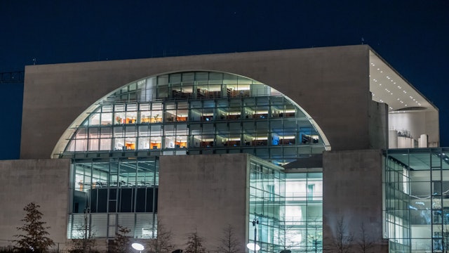 Berlin: Das Bundeskanzleramt im Abendlicht während der Beratungen der EU Staats- und Regierungschefs.