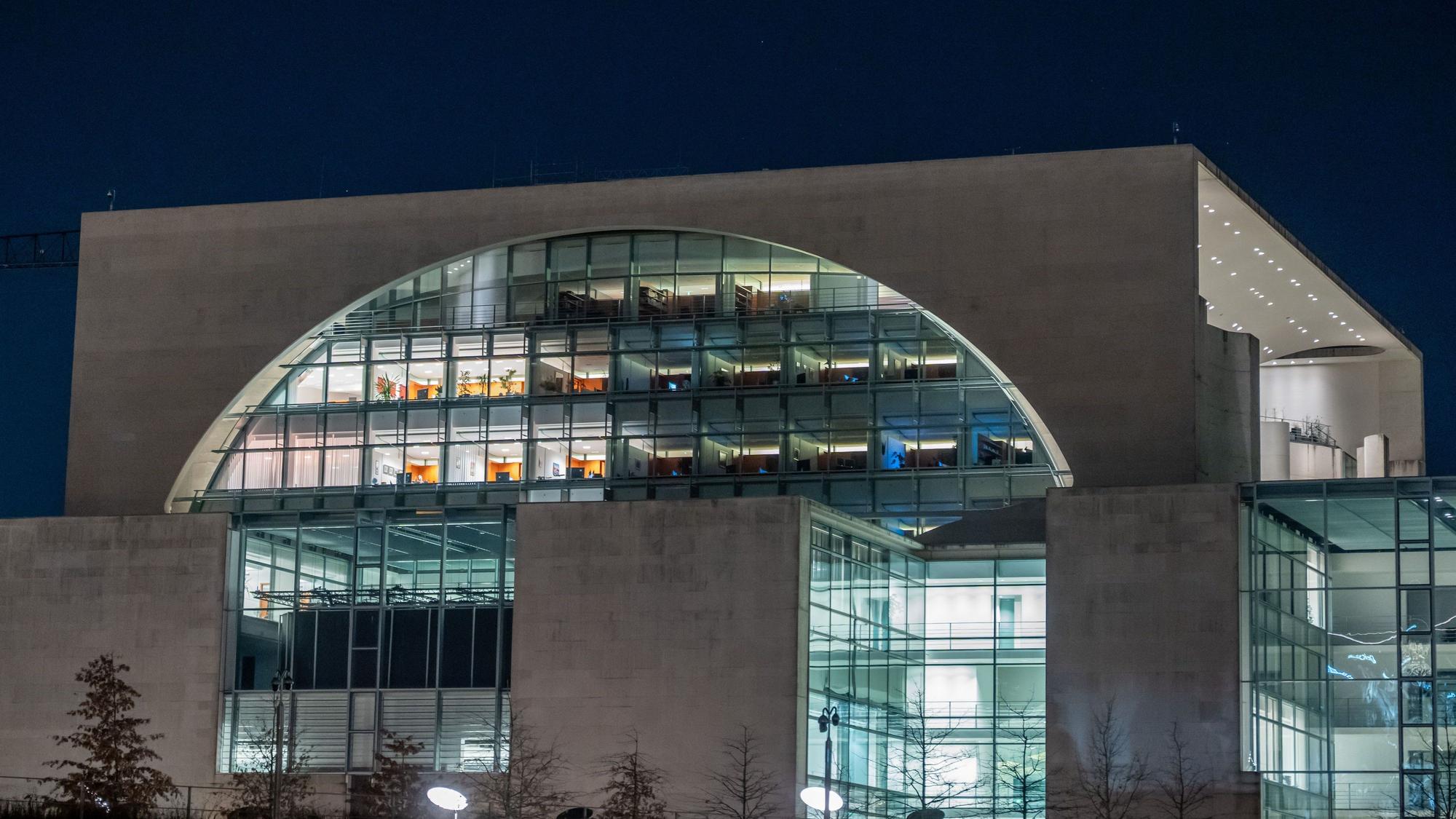 Berlin: Das Bundeskanzleramt im Abendlicht während der Beratungen der EU Staats- und Regierungschefs.