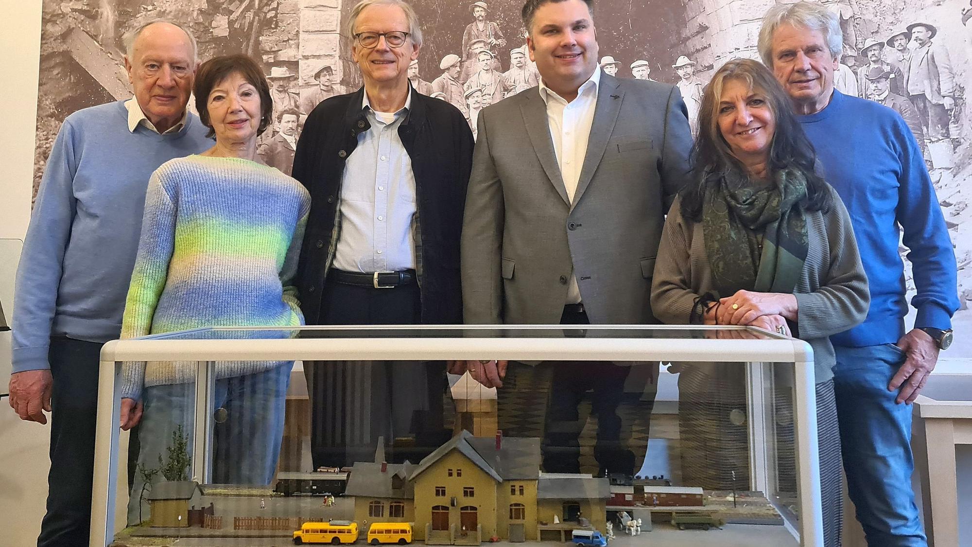 Bei der Übergabe des Bahnhofmodells (v.r.) im Kulturbahnhof, Morsbach: Werner Schuh, Nadja Schwendemann, Jan Schumacher, Prof. Günther Schulz sowie Marianne und Ludger Rosenthal.