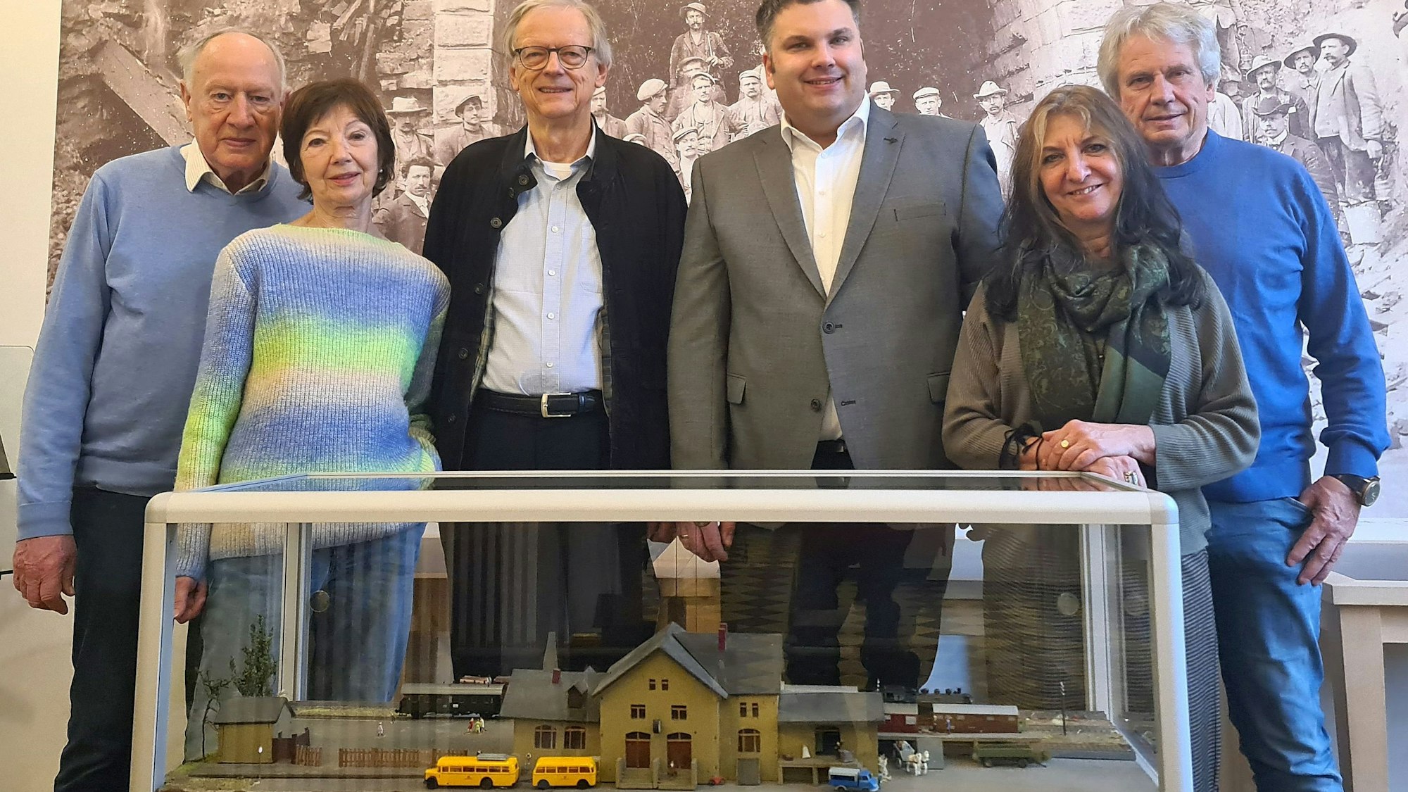 Bei der Übergabe des Bahnhofmodells (v.r.) im Kulturbahnhof, Morsbach: Werner Schuh, Nadja Schwendemann, Jan Schumacher, Prof. Günther Schulz sowie Marianne und Ludger Rosenthal.