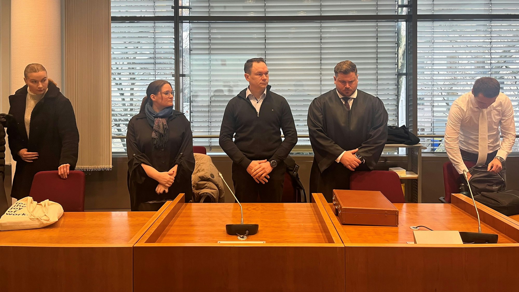 Prozess vor dem Bonner Landgericht: Zwei Männer sind angeklagt, weil sie in Troisdorf einen Rettungssanitäter zusammengeschlagen und schwerst verletzt haben sollen. Das Opfer (M.) trat als Nebenkläger auf.