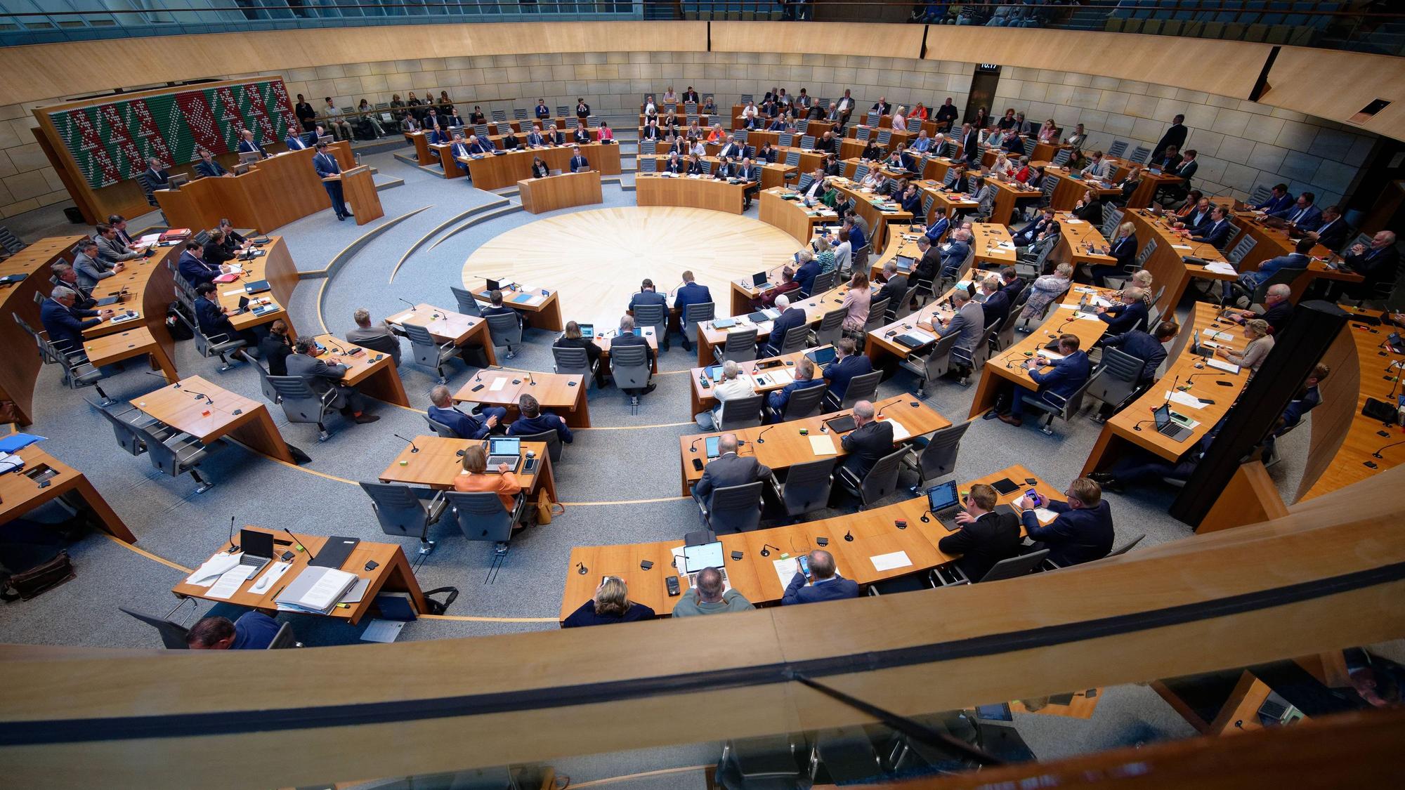 Düsseldorf: Abgeordnete sitzen bei der 100. Plenarsitzung des Landtags von Nordrhein-Westfalen