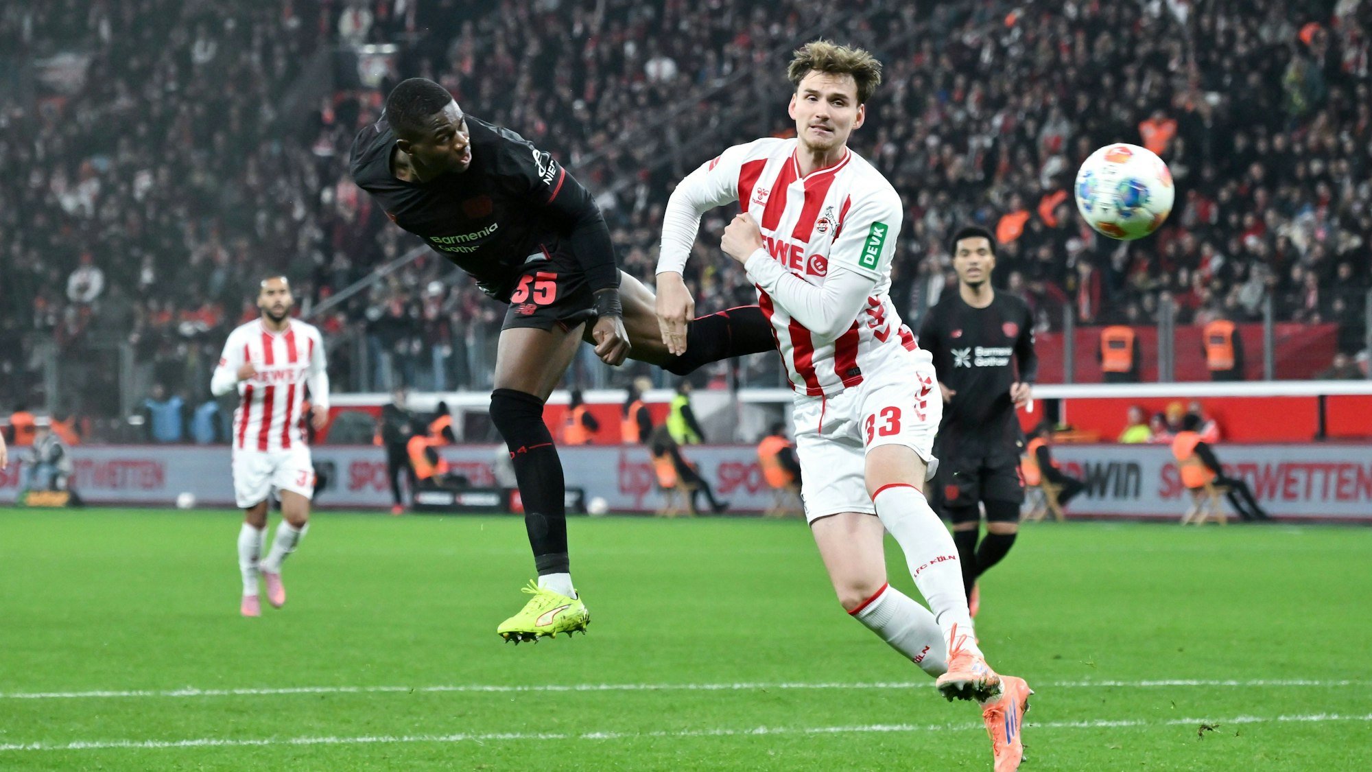 Leverkusens Mittelstürmer Christian Kofane kommt vor Kölns Rav van den Berg an den Ball.