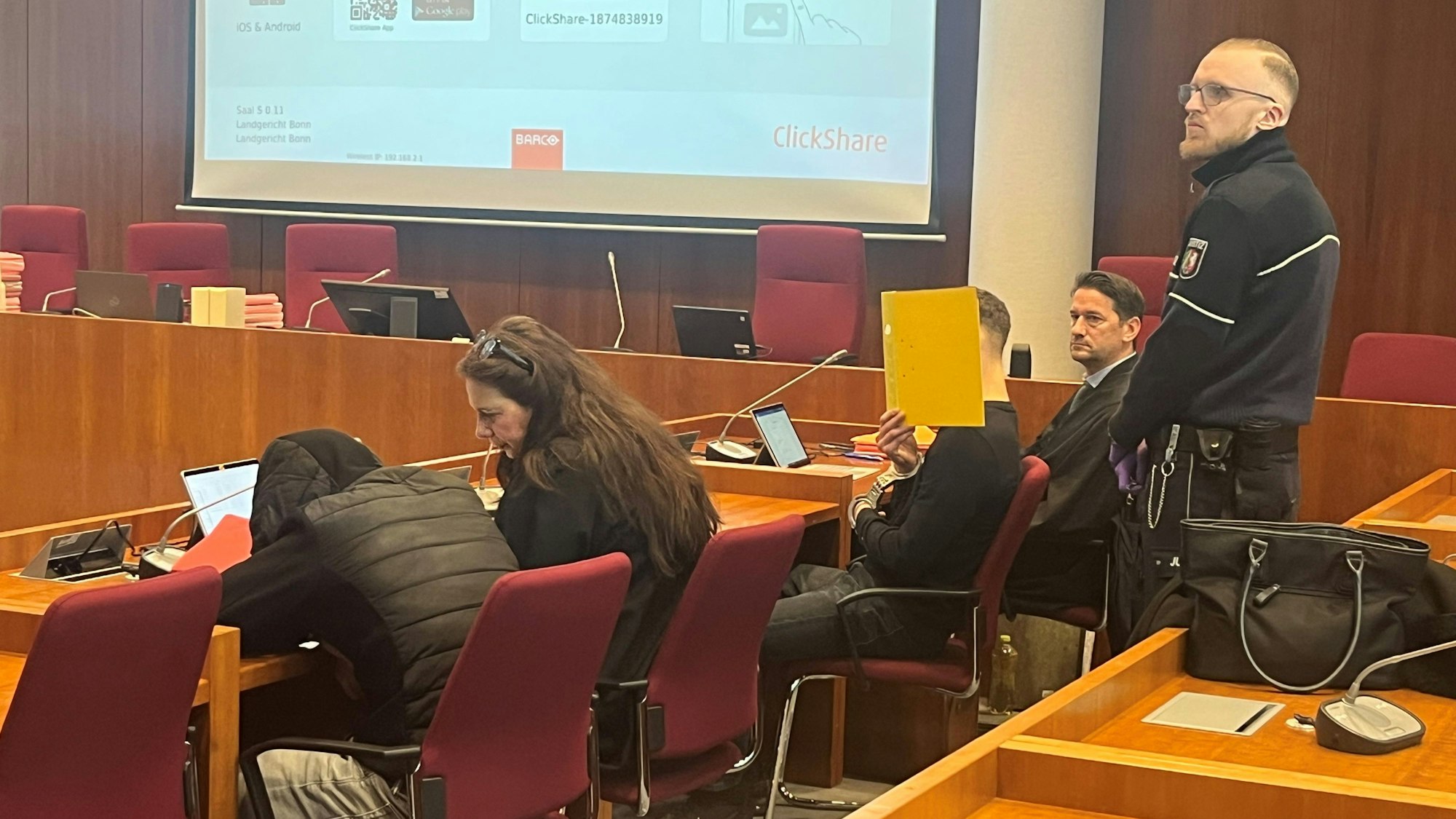 Die zwei Angeklagten ließen ihre Anwälte eine Erklärung verlesen: Sie könnten sich an den Angriff nicht erinnern, heißt es darin.