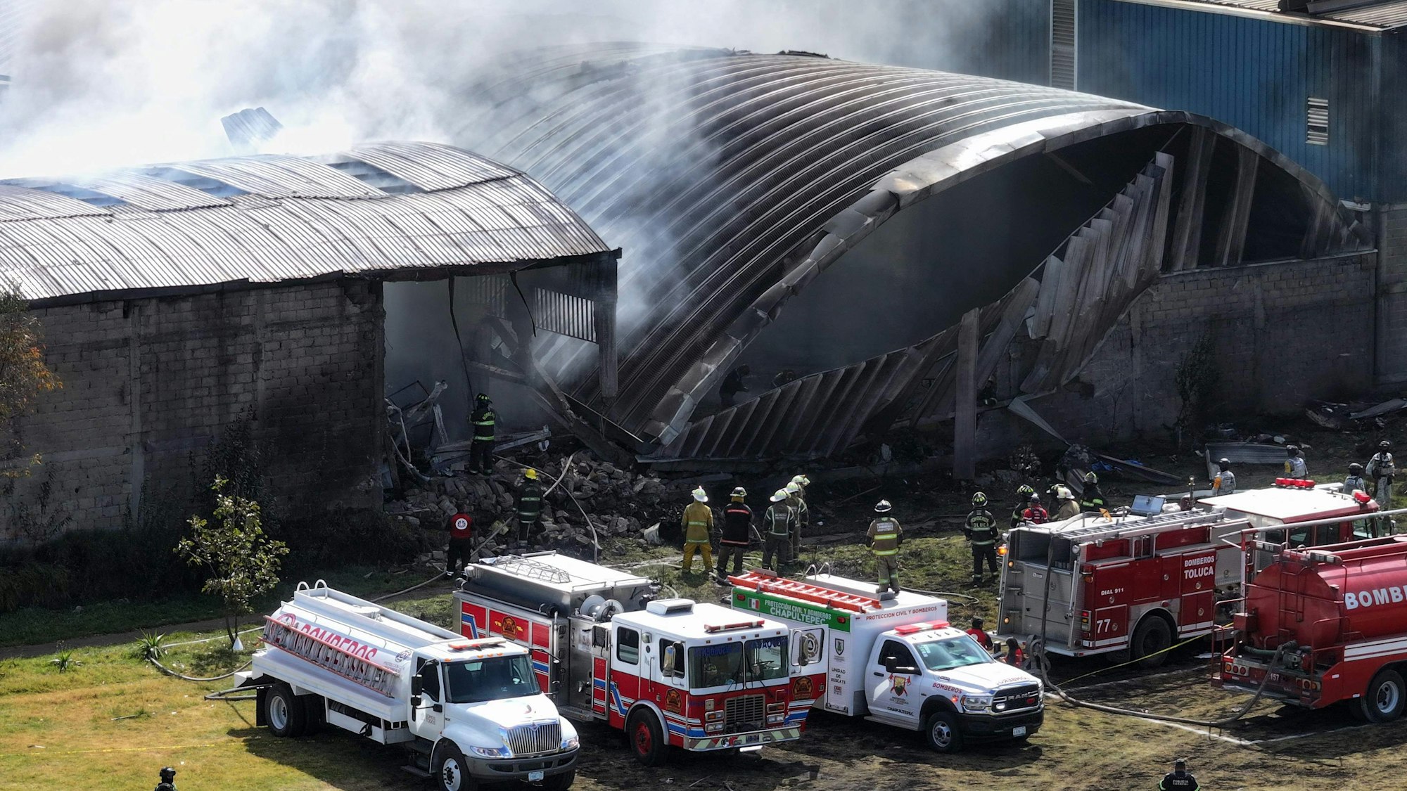 Mexiko: In Santa Maria Totoltepec nahe des Flughafens der Stadt Toluca ist ein Flugzeug abgestürzt.