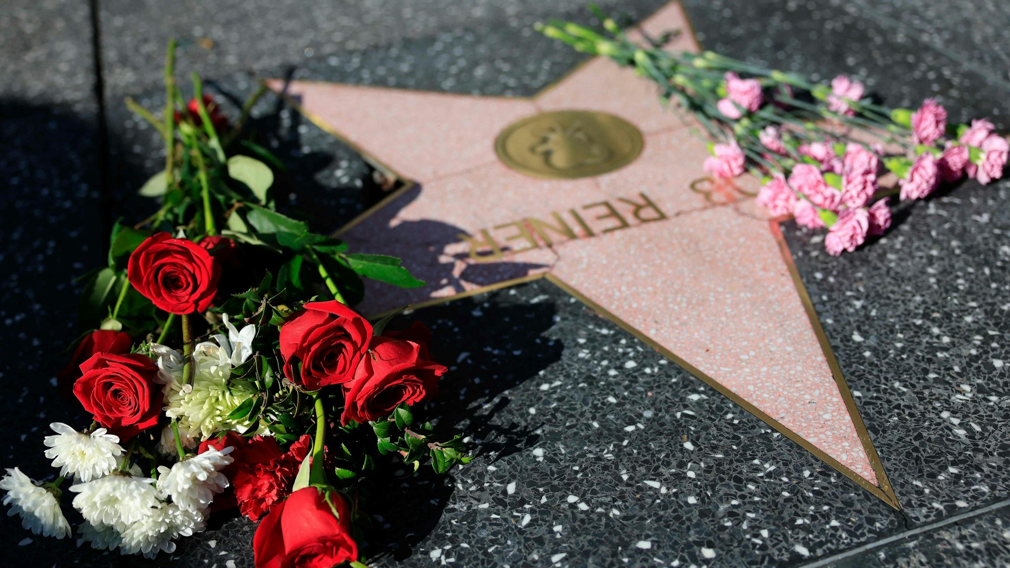 Blumen liegen auf Rob Reiners Stern auf dem „Walk of Fame“ in Hollywood.