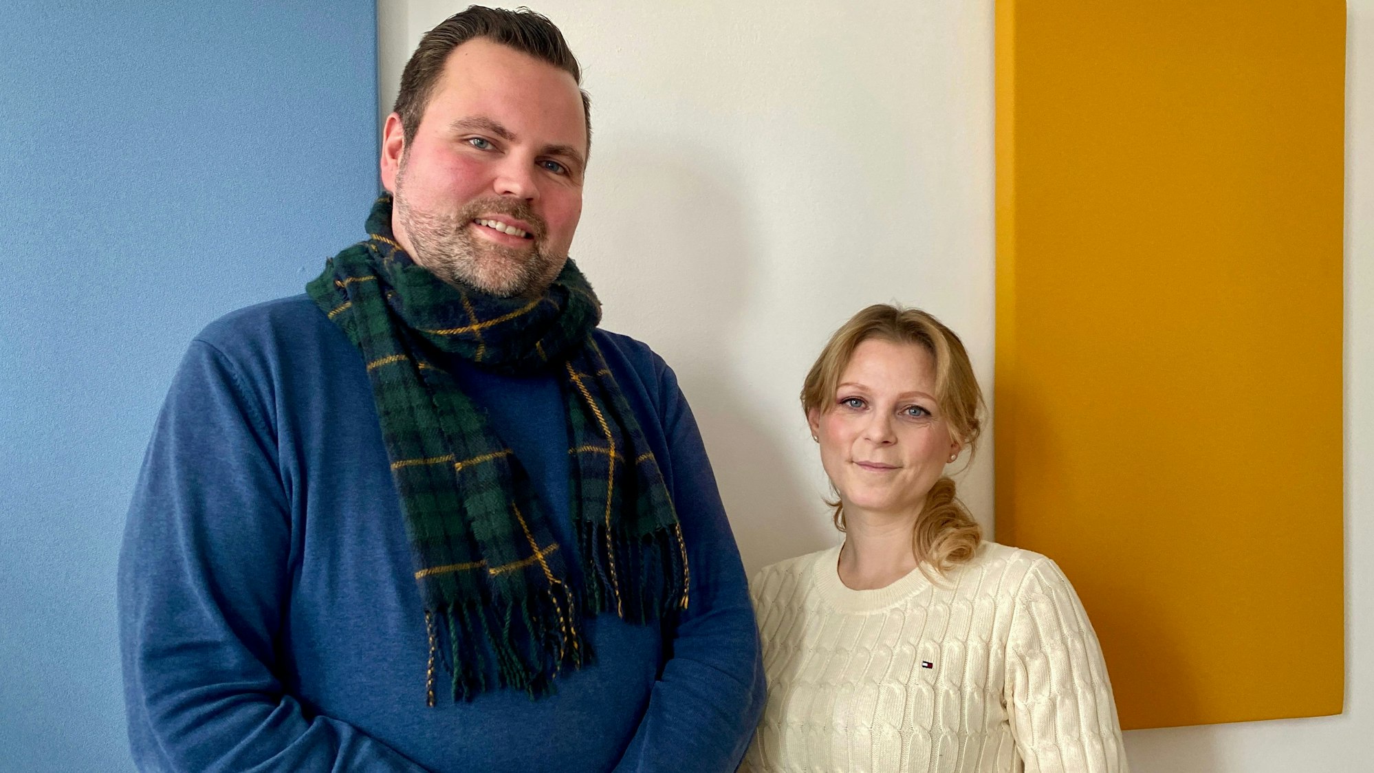 Michael Kehren und seine Nachfolgerin Myriam Kemp stehen nebeneinander und blicken in die Kamera.