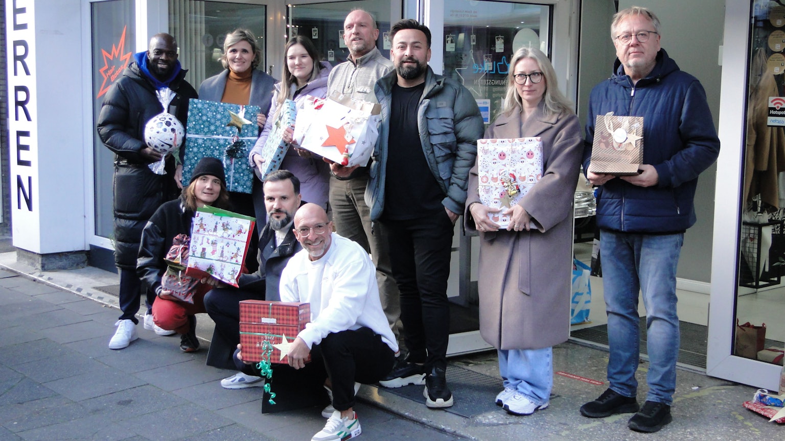 Kerim Kasapoglu (Mitte, mit dunklem Bart) konnte gut 250 Geschenke an die Vertreter der beteiligten Jugendeinrichtungen übergeben.