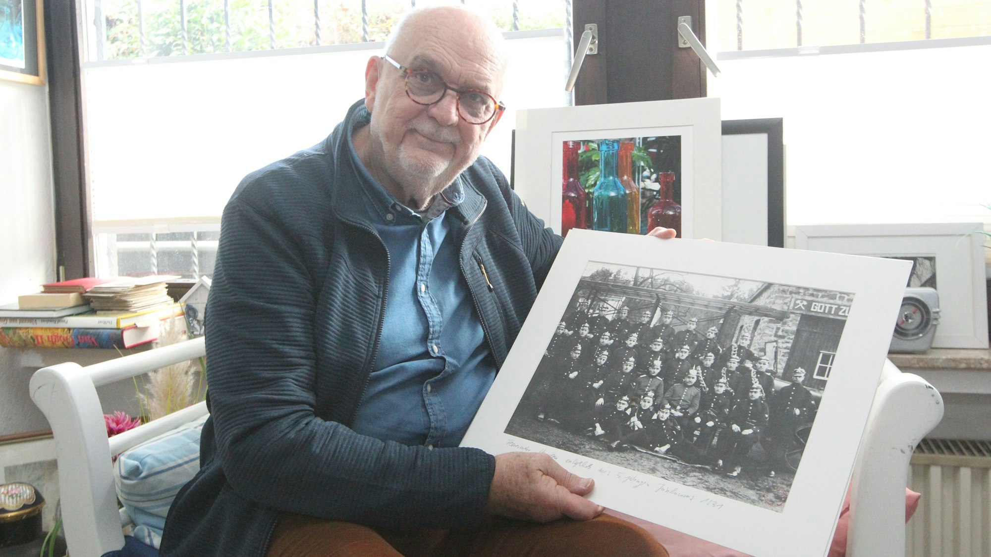 Wolf-Rüdiger Weisbach mit einer historischen Aufnahme der Herchener Feuerwehr.