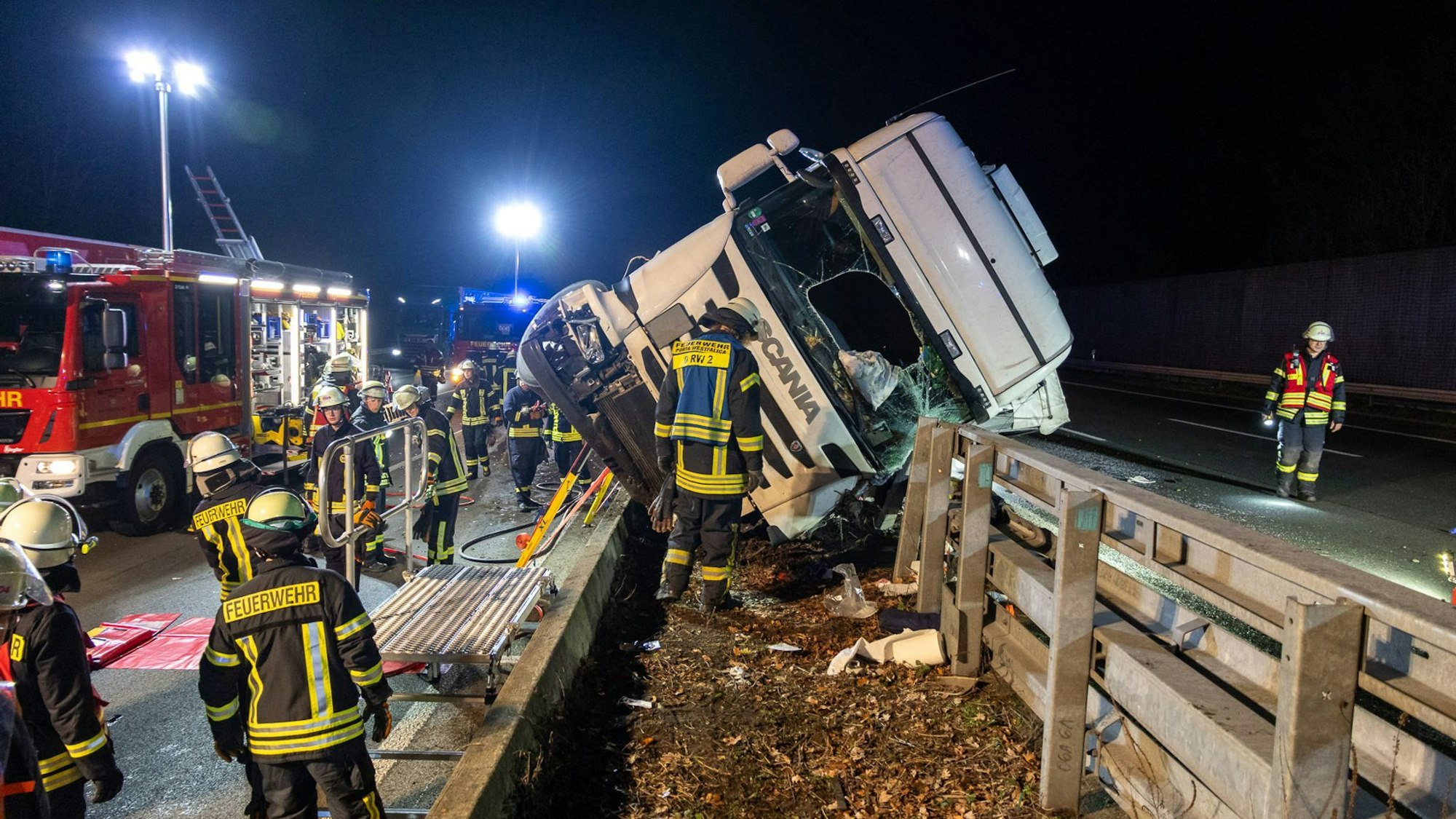 Der Lastwagen landete auf der Mittelplanke.