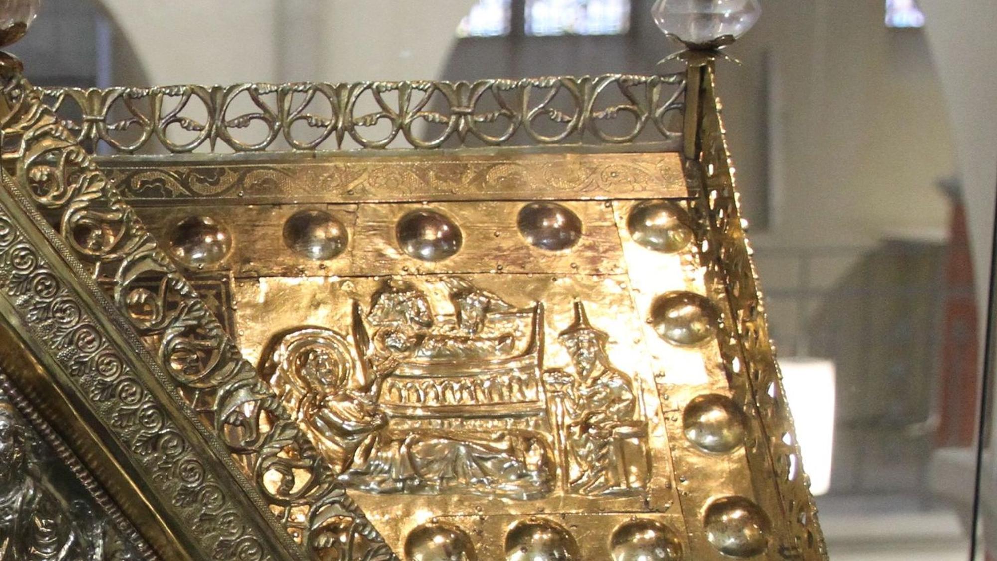 Weihnachtliche Motive in der Schatzkammer St. Servatius, Christi Geburt als Motiv auf dem Honoratusschrein