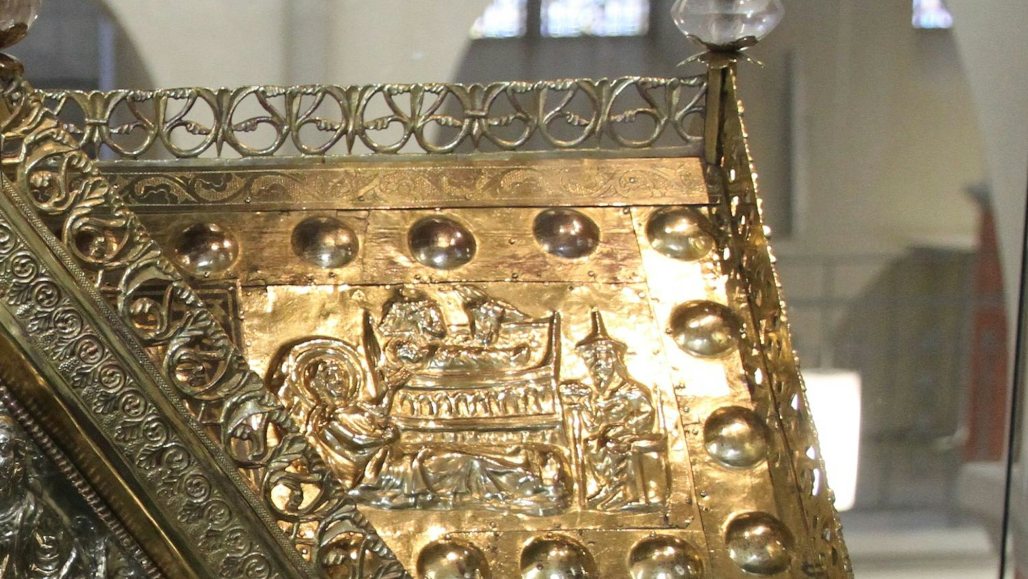 Weihnachtliche Motive in der Schatzkammer St. Servatius, Christi Geburt als Motiv auf dem Honoratusschrein