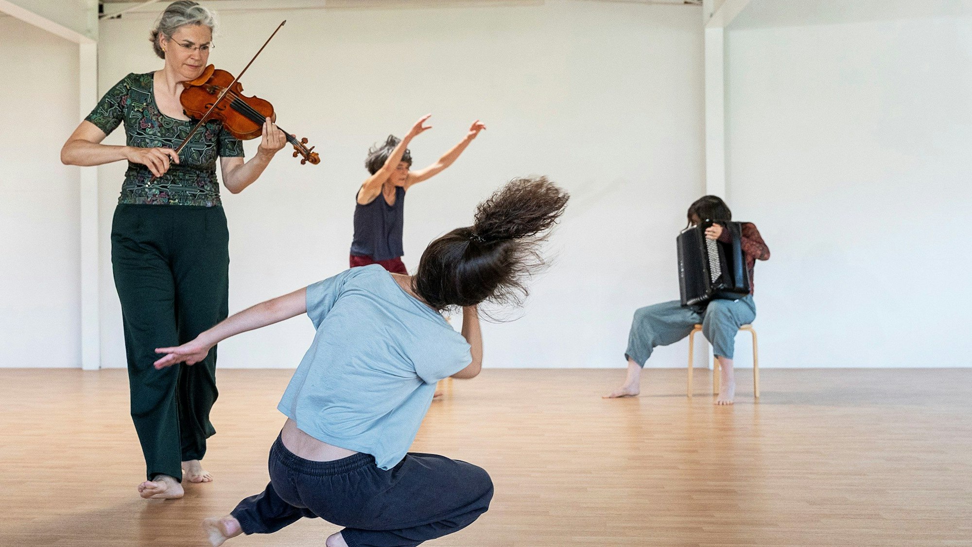 Die Tanzperformance „Leise schäumt das Jetzt“ von Britta Lieberknecht.