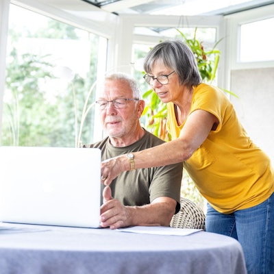 Nicht vorschnell kündigen: Wer seinen Riester-Vertrag pausiert, schützt sein Geld und die Zulagen.