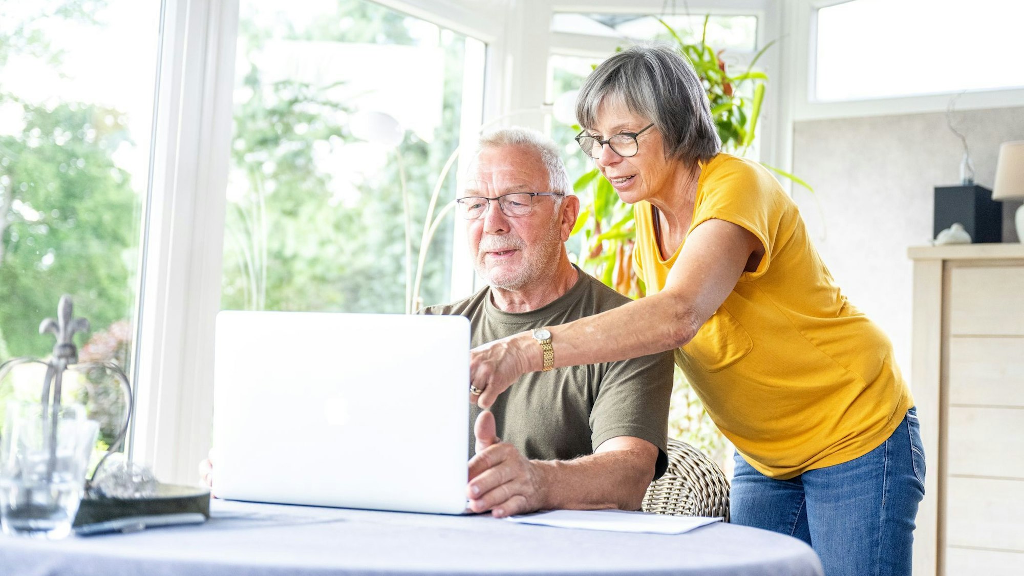 Nicht vorschnell kündigen: Wer seinen Riester-Vertrag pausiert, schützt sein Geld und die Zulagen.