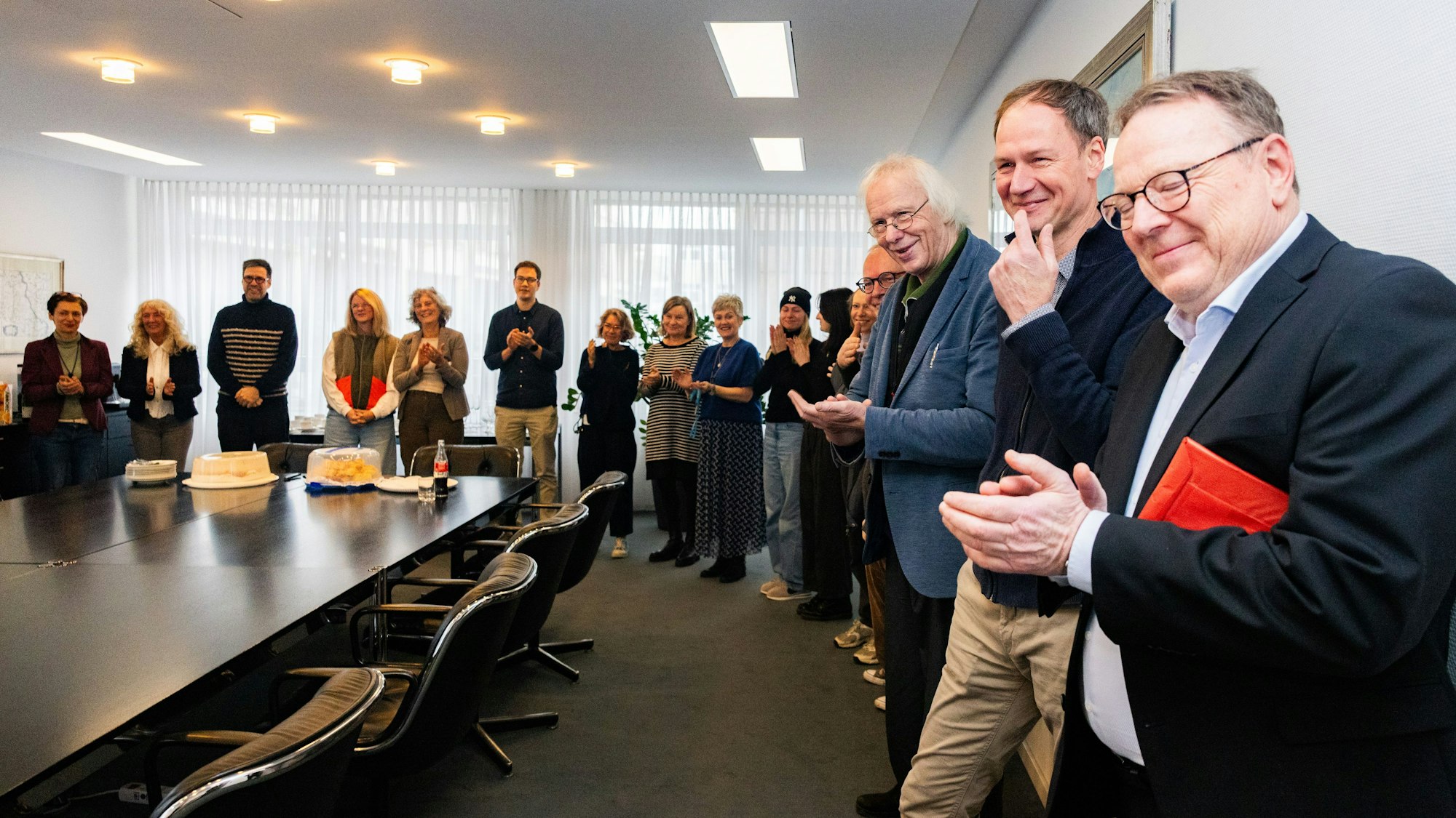 Eine Gruppe von Menschen applaudiert.