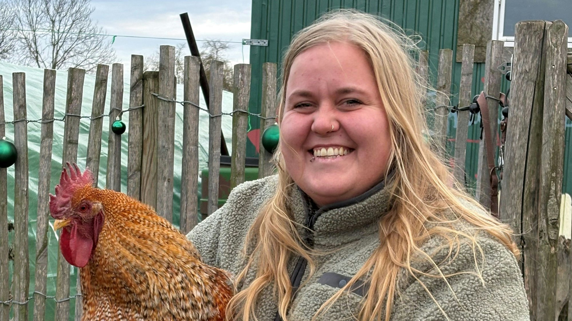 Lisa Othman, 2. Vorsitzende des Vereins Lebenshof Anna, mit Hahn Strolch.