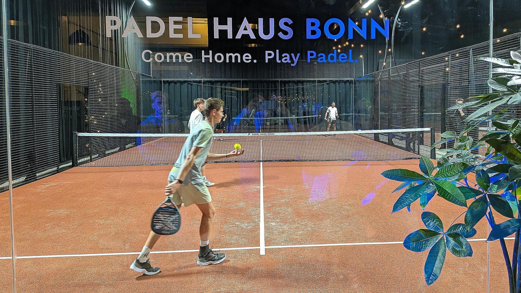 Das deutsche U 18-Nachwuchstalent Jonas Trümpler und der amtierende deutsche Padel-Meister Johannes Lindmeyer bestritten mit den Trainern Franco Somantico und Juan Quiroz ein Showmatch.