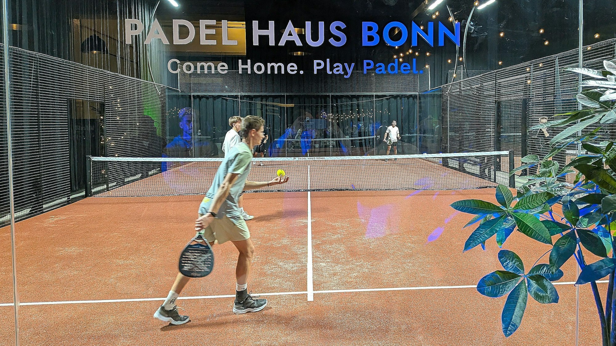 Das deutsche U 18-Nachwuchstalent Jonas Trümpler und der amtierende deutsche Padel-Meister Johannes Lindmeyer bestritten mit den Trainern Franco Somantico und Juan Quiroz ein Showmatch.