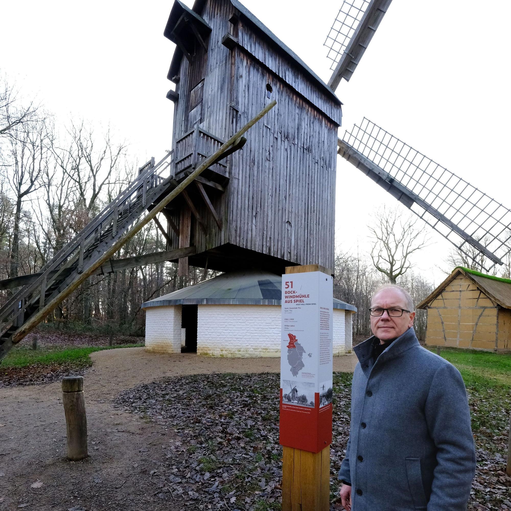 Dr. Carsten Vorwig, Leiter des LVR-Freilichtmuseums in Kommern, vor der Bockwindmühle aus Spiel, die im Jahr 2025 überarbeitet wurde.