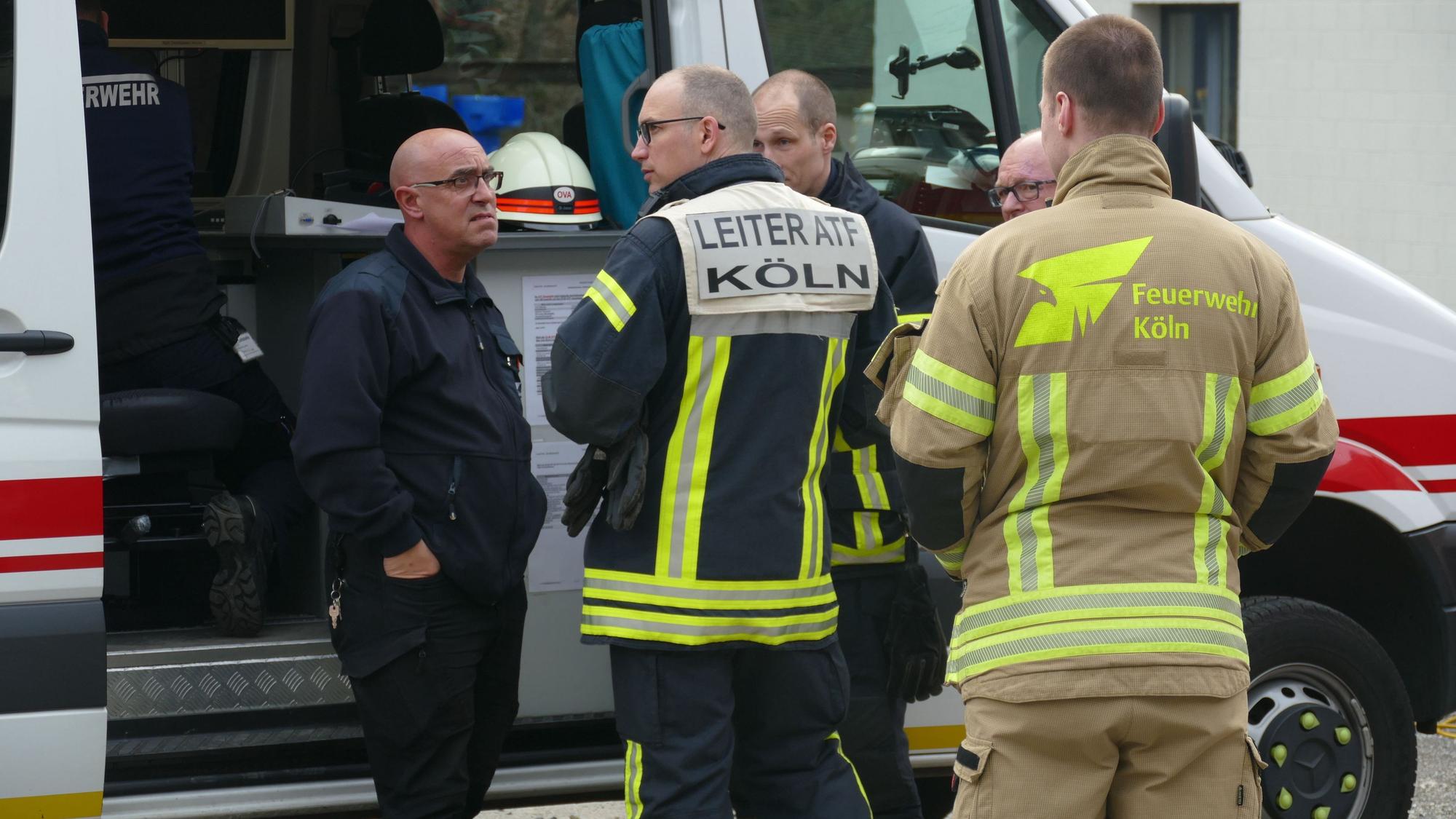 Mitglieder der analytischen Taskforce der Kölner Berufsfeuerwehr waren vor Ort, um den Stoff zu bestimmen.