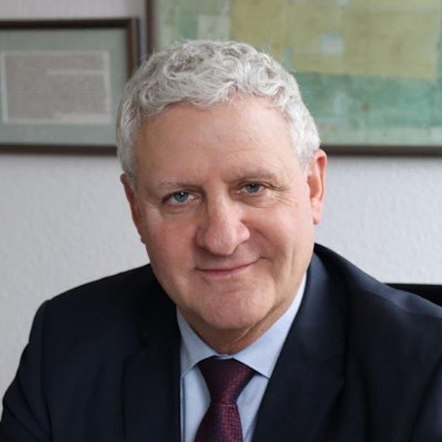 Das Foto zeigt einen Mann im Anzug.