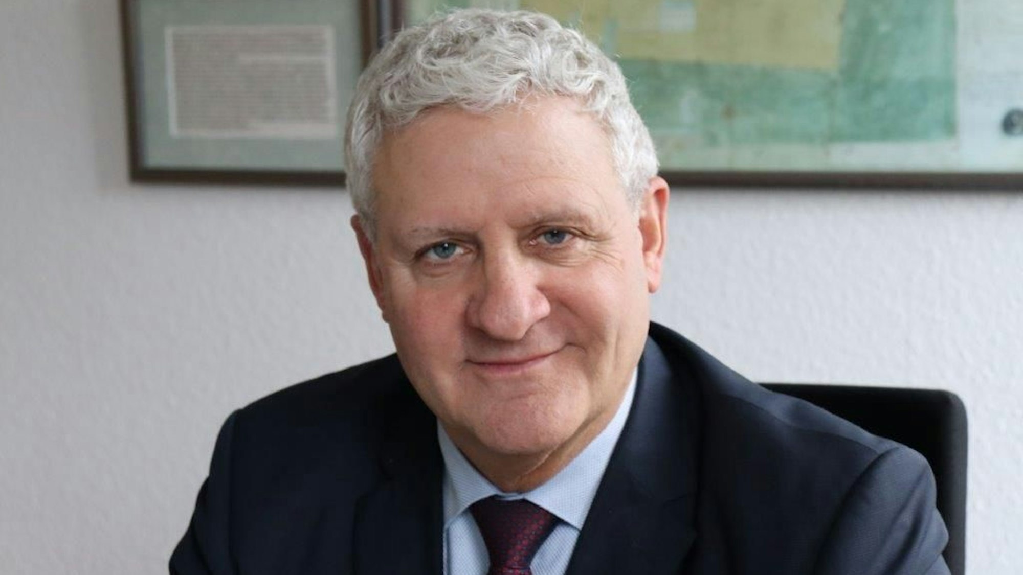 Das Foto zeigt einen Mann im Anzug.