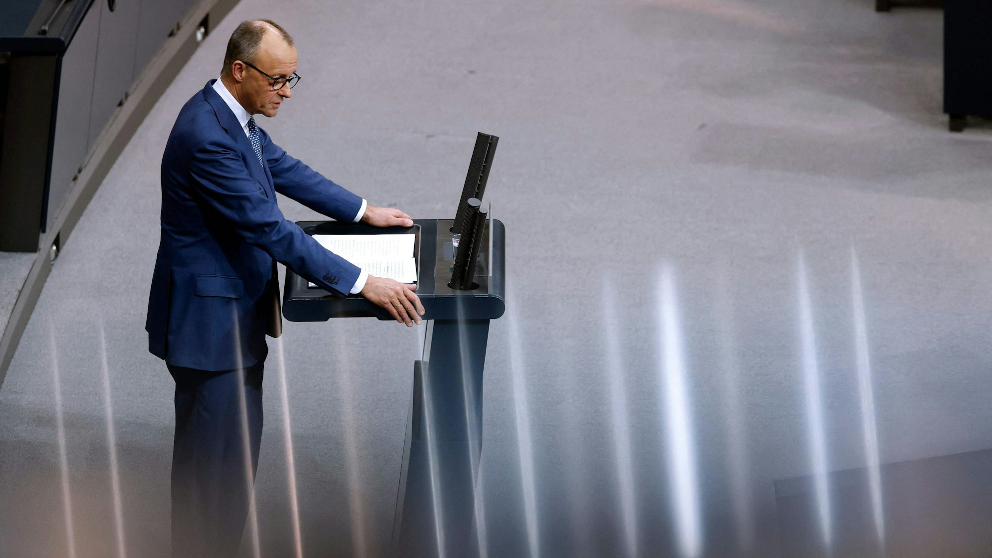 Bundeskanzler Friedrich Merz (CDU) gibt in der 49. Plenarsitzung der 21. Legislaturperiode nach der Regierungsbefragung im Deutschen Bundestag eine Regierungserklärung zum Ende der Woche stattfindenden EU-Gipfel ab.