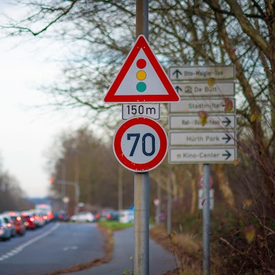 Das Foto zeigt ein Schild mit Tempo-70- und Ampelschild an der Frechener Straße.