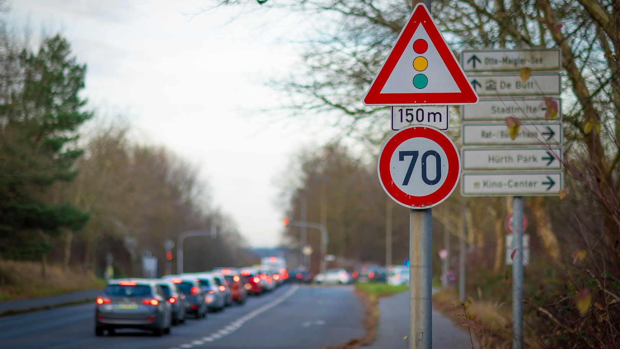 Das Foto zeigt ein Schild mit Tempo-70- und Ampelschild an der Frechener Straße.
