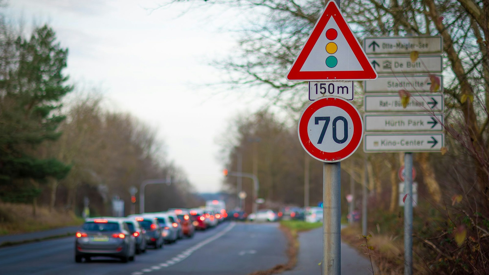 Das Foto zeigt ein Verkehrsschild an der Frechener Straße.