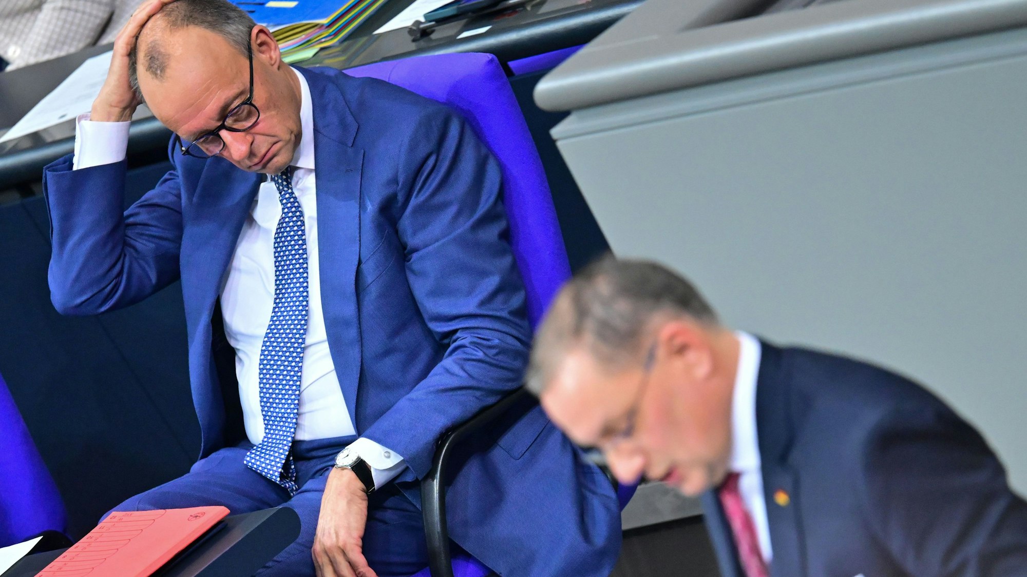 Bundeskanzler Friedrich Merz (CDU, l) sitzt nach seiner Regierungserklärung hinter Tino Chrupalla, Vorsitzender der AfD-Bundestagsfraktion.